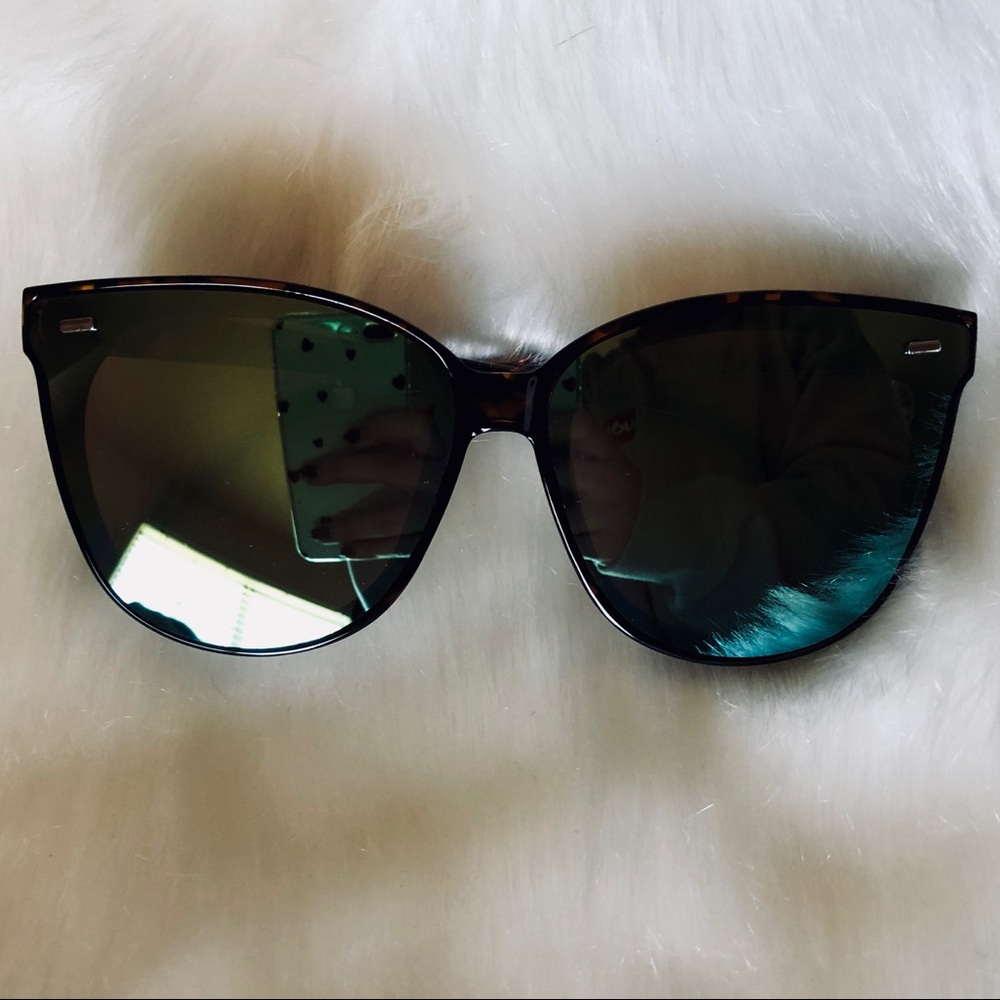 Oversized Sunglasses 🕶